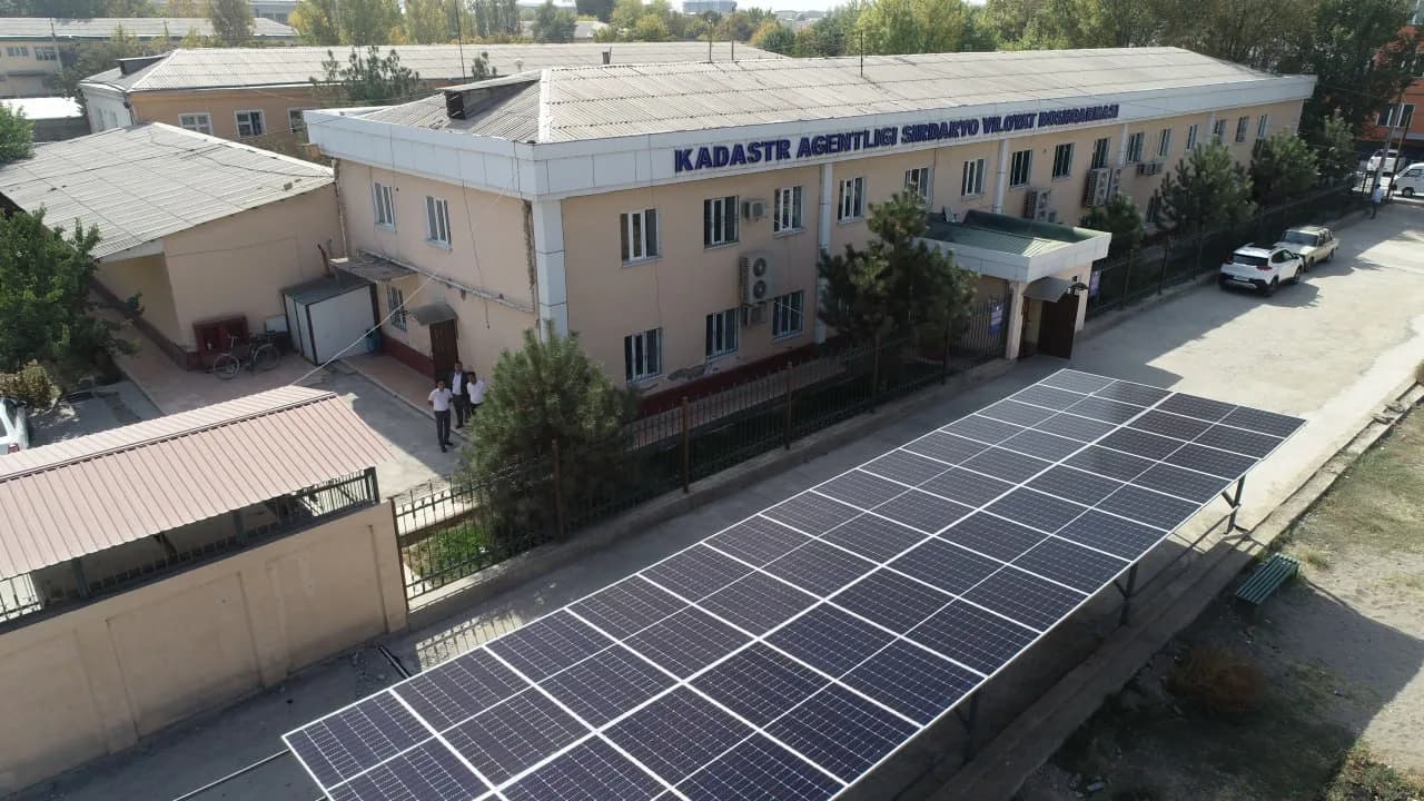 Kadastr tashkiloti binosi va quyosh panellari