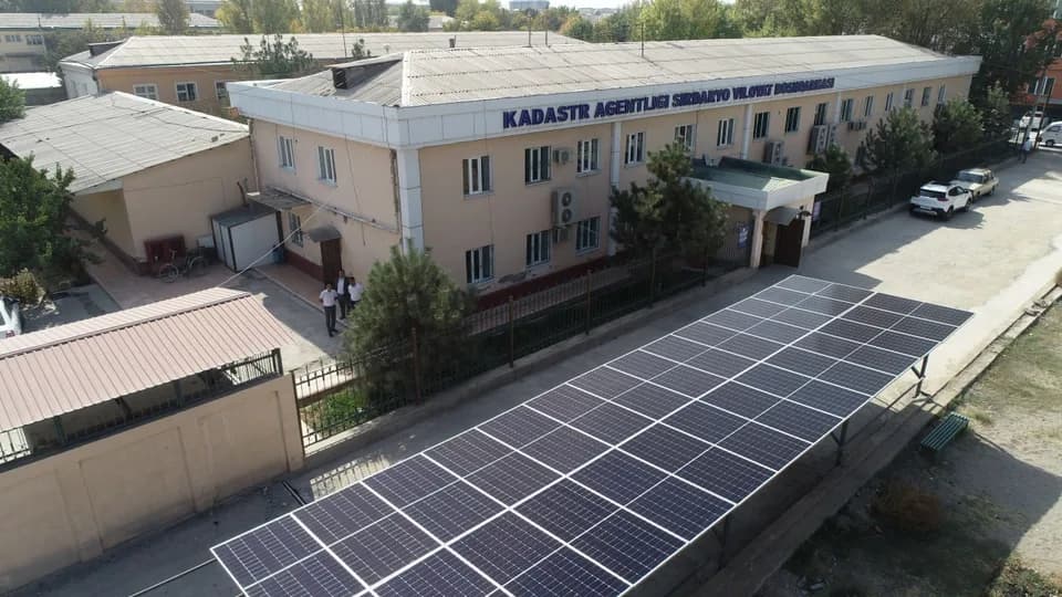 Kadastr tashkiloti binosi va quyosh panellari