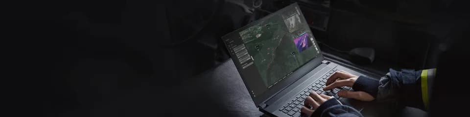 Operator dron boshqaruv stansiyasi ortida