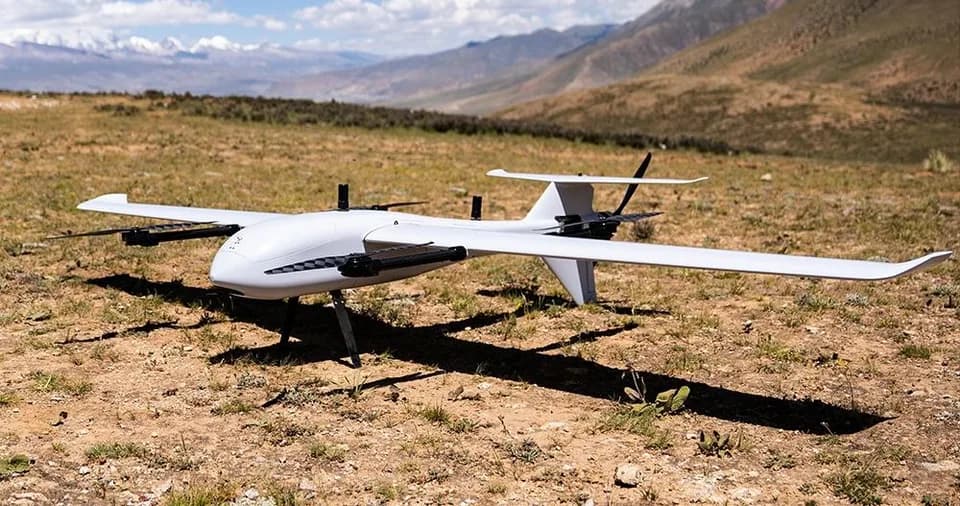 VTOL dron parvozdan oldin dala maydonida