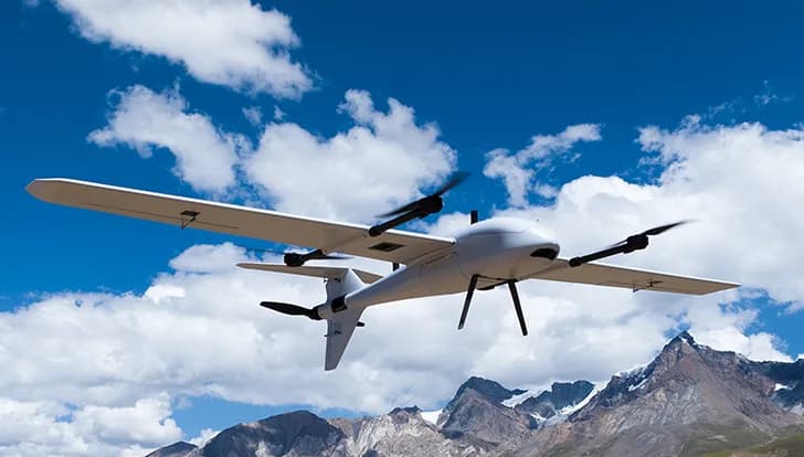 VTOL samolyot-dron tog‘lar ustida parvozda